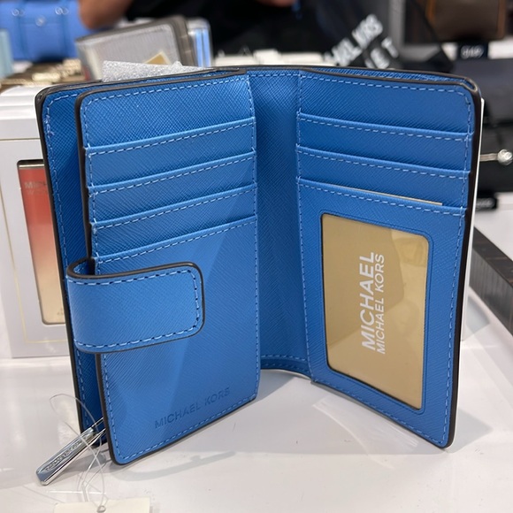 Michael Kors Medium Saffiano Leather Wallet
South Pacific
NWT - Picture 15 of 16